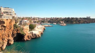 Antalya Limanı 'nın manzarası ve Kaleici' deki tur tekneleri