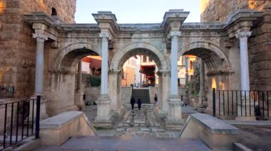 Hadrian Kapısı, ayrıca Uc Kapilar olarak da bilinir, güneşli bir günde Antalya Eski Kasabası ya da Kaleici girişinde.