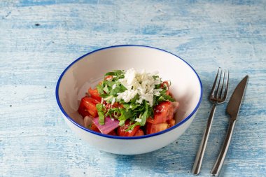 Bitki ve peynirli taze domates salatası Akdeniz sağlıklı gıda konsepti