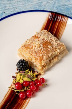 Fıstıklı ve böğürtlenli modern baklava tatlısı sunumu