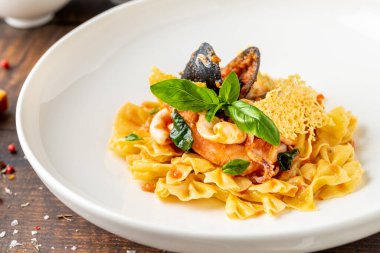 Karides ve midyeli İtalyan deniz ürünleri makarnası.