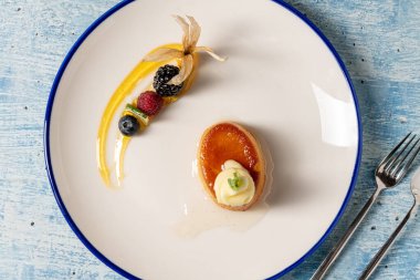 Güzel bir akşam yemeği sunumunda soslu ve kremalı romantik baba tatlısı.