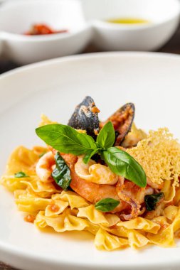 Karides ve midyeli İtalyan deniz ürünleri makarnası.