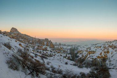 Gün batımında Kapadokya köyüne bakan Uchisar Kalesi karla kaplandı