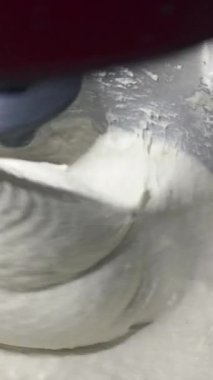 Profesyonel fırın hazırlama sırasında çalışan Hamur karıştırma makinesi