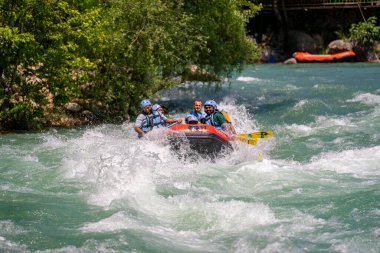 Antalya, Türkiye - 22 Şubat 2026: Antalya Koprulu Kanyonu 'ndaki büyük bir rafting teknesinde rafting