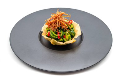 Çıtır sebzeli ve acılı Asya salatası.