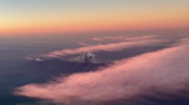 Dağ 'ın havadan görünüşü. Ararat ve Little Mount Ararat gün batımında renkli bulutlar ve karlı zirvelerle. Türkçe adı Agri Dagi