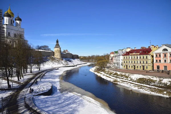 Rusya, Pskov Kremlin, kış manzarası