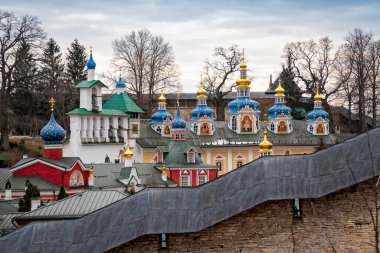 Kutsal Dormition Pskov-Pechersky Manastırı. - Rusya. Pskov bölgesi. Göğüs.