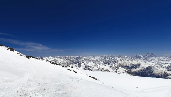 Panorama na pasmo górskie Caucasus — Zdjęcie stockowe