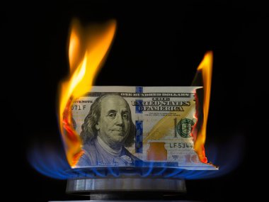 Gaz yakıcı alev yanan dolarlık banknot.