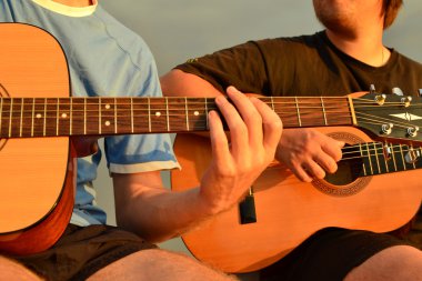 arkadaşlar gitar çalmak 