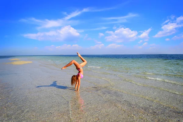 Gymnast i havet — Stockfoto