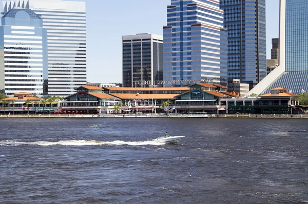 Downtown Jacksonville, Florida attraverso il fiume St. Johns . Immagine Stock