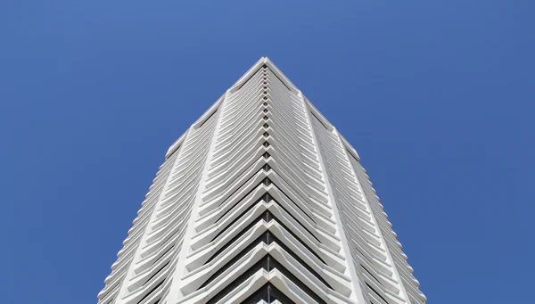 Unique building against a blue Florida sky in Jacksonville. — Stock Photo, Image