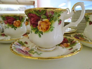 Güllü porselen servis