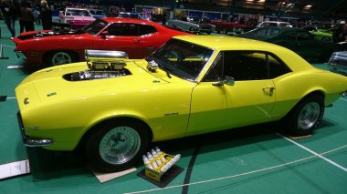 Otomobil fuarında sarı retro araba