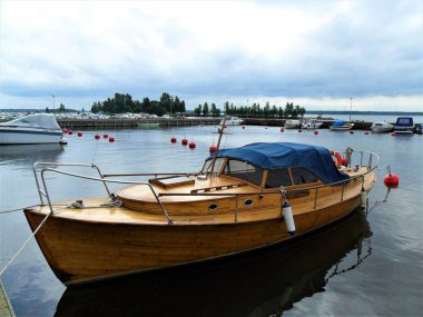 Rıhtımdaki tentenin altındaki ahşap tekne.