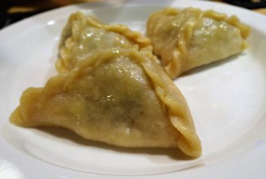 Büyük buğulanmış manti.