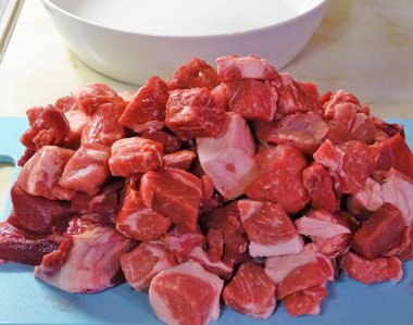 Büyük küp kesilmiş çiğ et.