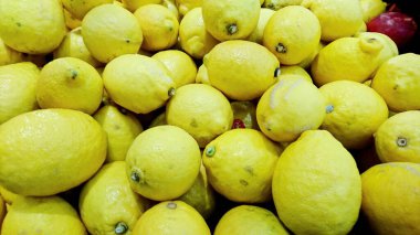 Tezgahta sarı limonlar