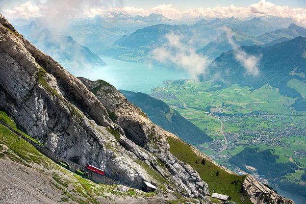 Rote Zahnradbahn Auf Dem Pilatus Und Seeblick Stockfoto