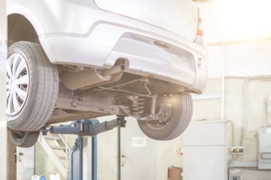 Aracın altındaki bazı sorunları düzeltmek ve onarmak için otomatik vagon devreye girdi.