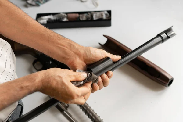 Mãos Homem Segurando Detalhes Peças Rifle Limpar Arma — Fotografia de Stock