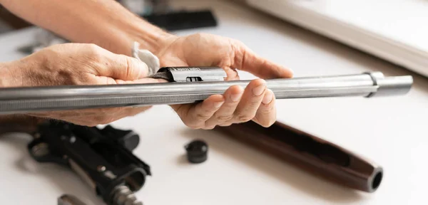 Manos Hombre Sosteniendo Detalles Las Piezas Del Rifle Limpiando Arma —  Fotos de Stock
