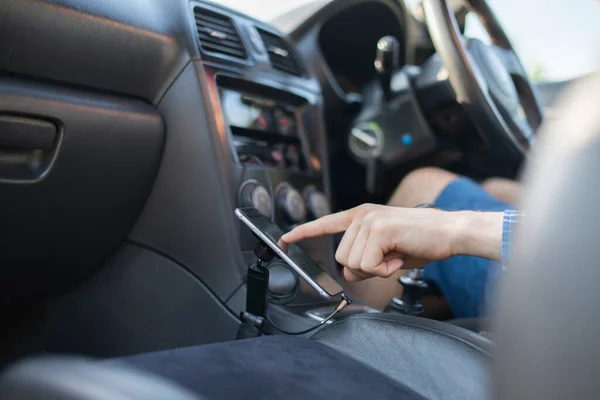 Sopir Pria Duduk Dalam Mobil Dan Menggunakan Telepon Dengan Navigasi — Stok Foto