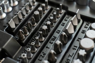 Tornavidalardan oluşan alet çantasının makro görünümü, manuel çelik aletler