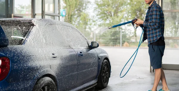 Autista Maschio Che Pulisce Auto All Interno Della Scatola Della — Foto Stock