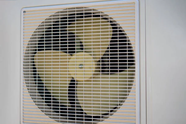 Split Systeem Airconditioner Unit Buitenshuis Met Luchtreinigingsapparatuur — Stockfoto