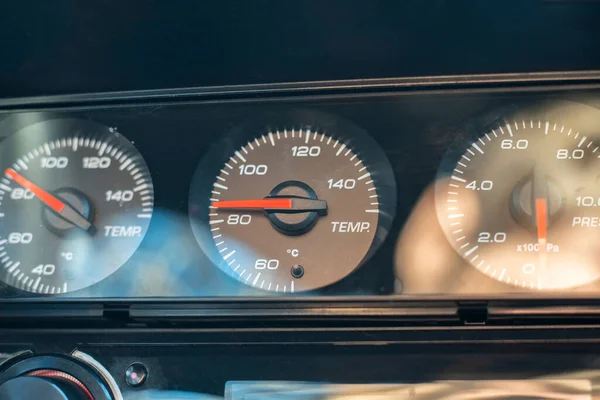 Fechar Sensores Analógicos Macro Escala Temperatura Pressão Dentro Carro — Fotografia de Stock