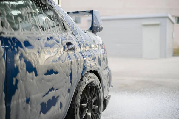 Крупним Планом Синій Автомобіль Під Піною Прибирання Всередині Самомийки Автосервіс — стокове фото