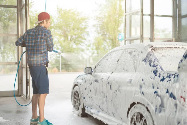 Autista Maschio Che Pulisce Auto All Interno Della Scatola Della — Foto Stock