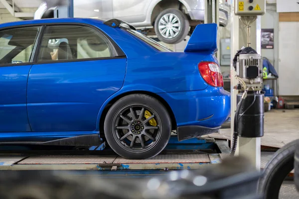 Bil Står Hiss Station Reparationsservice Garage Verkstad Inomhus — Stockfoto