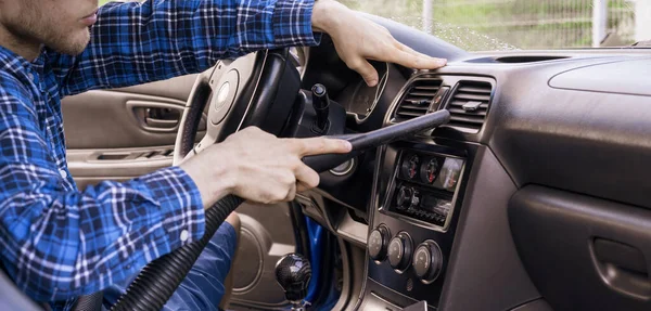 Man Person Rengöring Bilen Interiör Med Dammsugare — Stockfoto