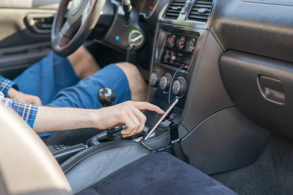 Motorista Masculino Sentado Carro Usando Telefone Com Navegação — Fotografia de Stock