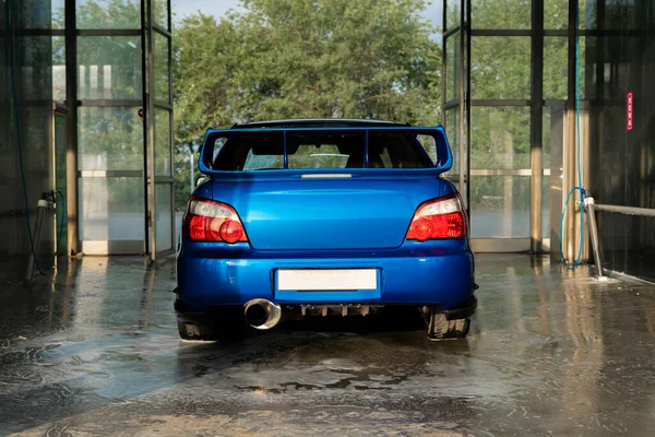 Una Macchina Sportiva Blu All Interno Della Cabina Auto Lavaggio — Foto Stock