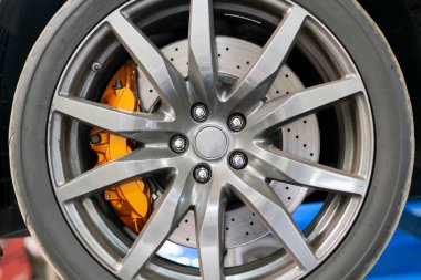 Bir spor arabanın tekerlek fren desteği, parlak çelik parça performansı