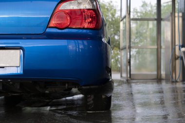 Temizlik servisi atölyesindeki araba temizleme işleminin makro görünümü