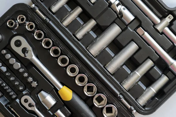 Una vista superior de la caja negra con kit de colección de herramientas manuales de acero con espacio de copia — Foto de Stock