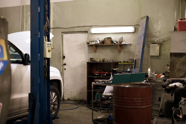Un antiguo taller de servicio de coches polvorientos vintage dentro —  Fotos de Stock