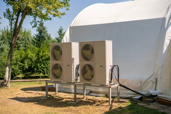 Een split-systeem airconditioner voor buiten met luchtreinigingsapparatuur — Stockfoto