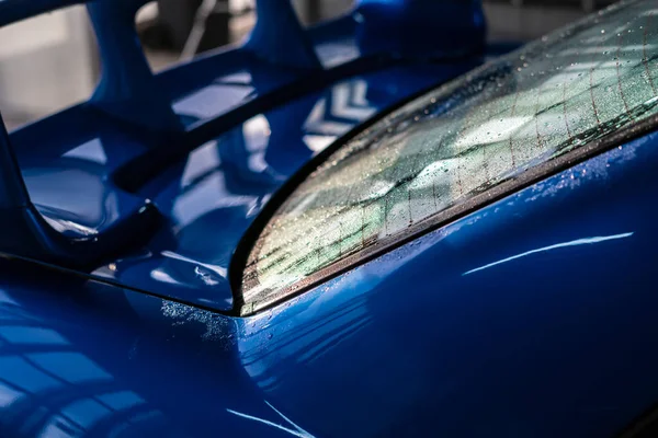 Una vista macro de cerca del proceso de detalle del coche dentro del taller de servicio de limpieza —  Fotos de Stock