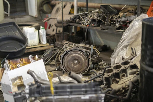 Algumas peças aleatórias da máquina do carro e detalhes na oficina de serviço automático — Fotografia de Stock