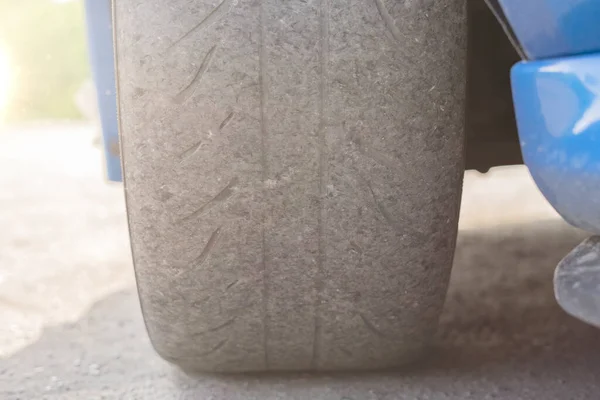 El primer plano rueda del coche desgastado neumático, tiempo para cambiar los neumáticos —  Fotos de Stock