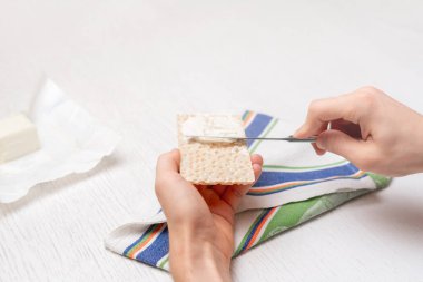 Sabah sandviçi yapmak, tereyağı ve ekmek, hızlı öğle yemeği